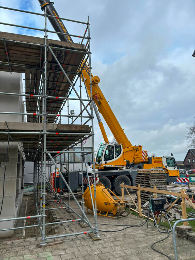 Hijsen delen van de dekvloer van de uitbreiding van De Snip.