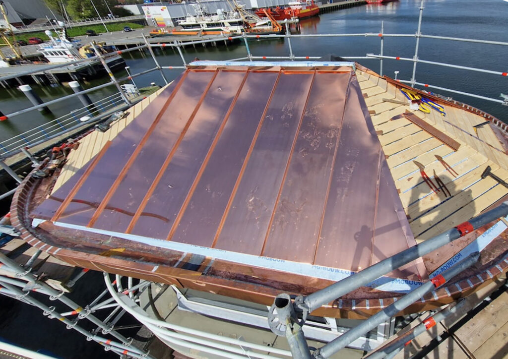 Koperen dak van het brugwachtershuisje.