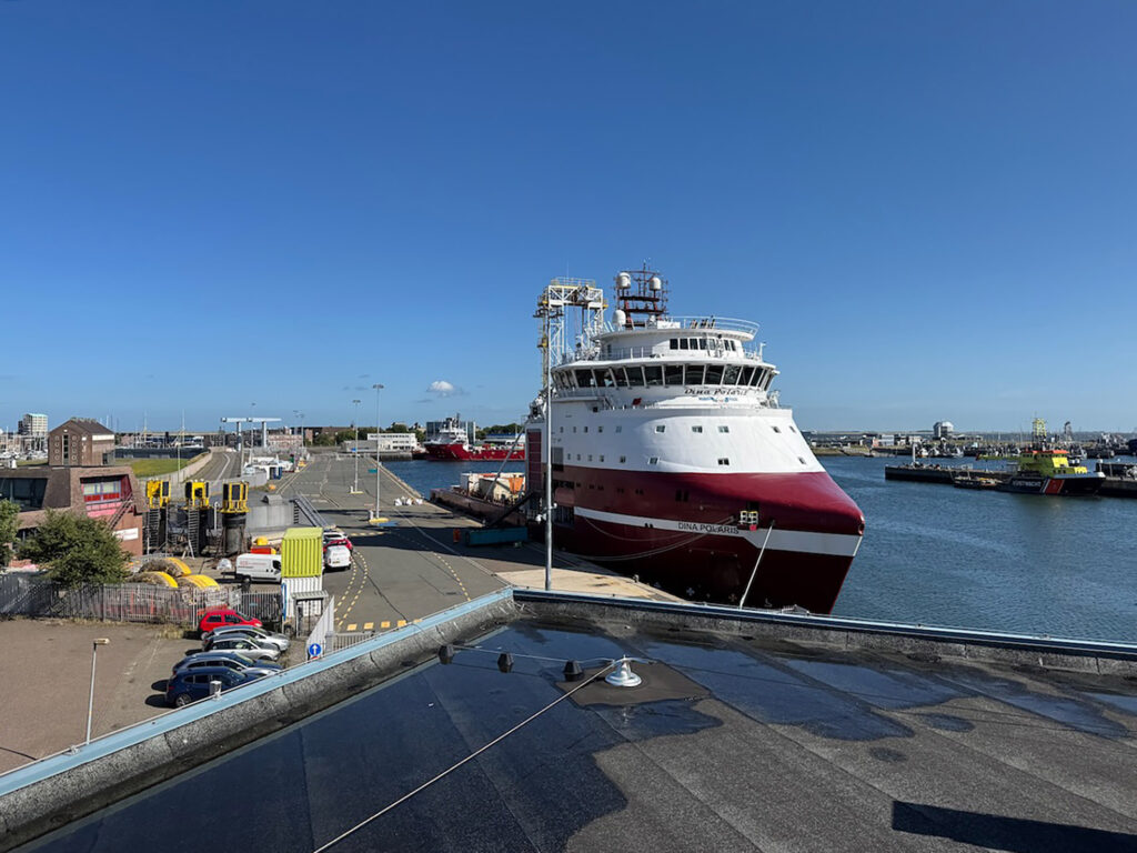 Offshoreschepen in de haven van Den Helder