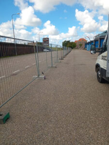 Hekken sluiten de bouwplaats af