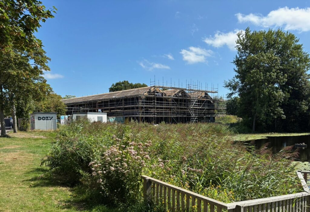 Bouw van het Thijssehuis op Texel.